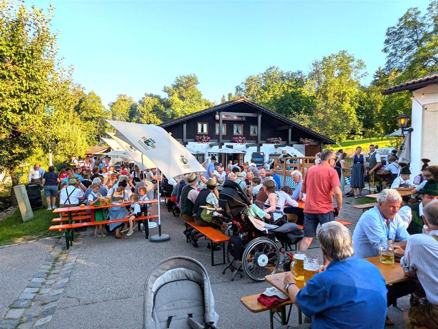 Goaßlschnalzer auf den Dächern über dem Publikum beim Dorffest