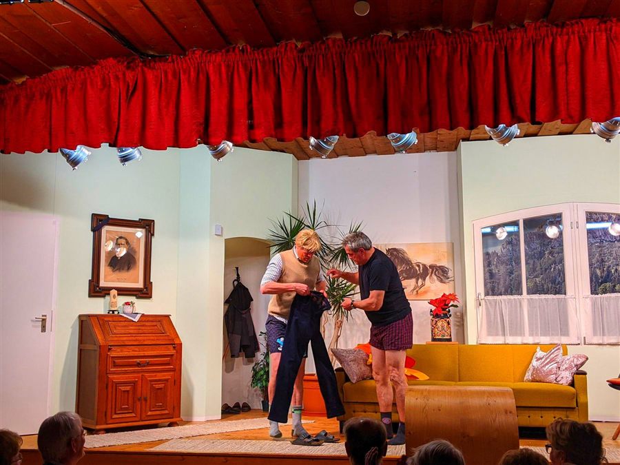 Szene der Theatergruppe auf der Bühne im Trachtenheim