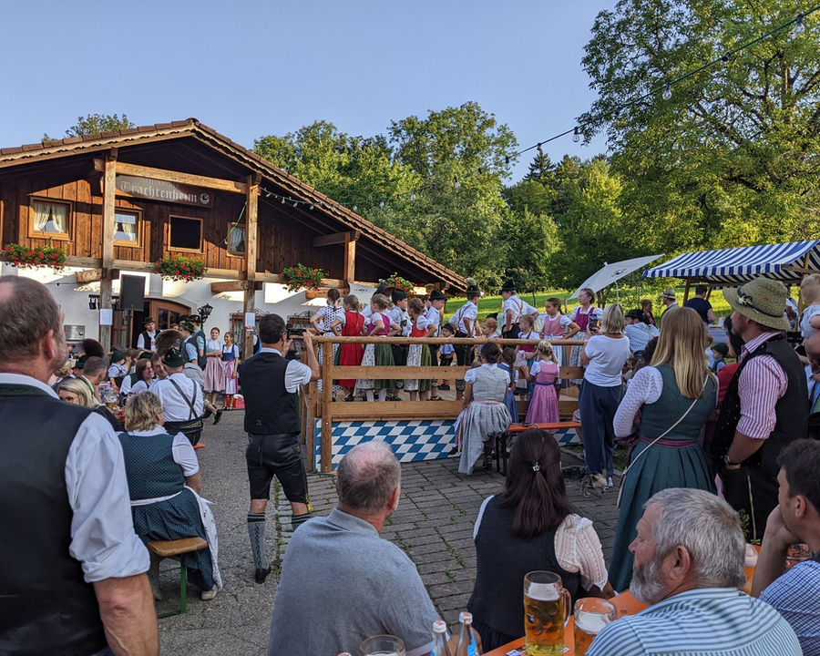 Trachtler beim Dorffest vor dem Trachtenheim