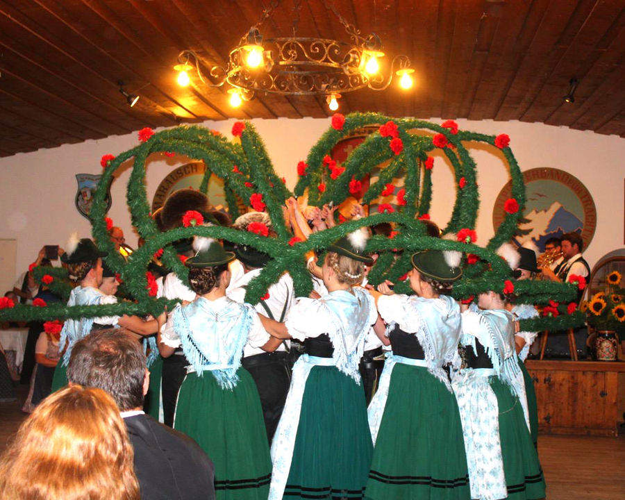 Dirndl beim traditionellen Bändertanz im Trachtenheim