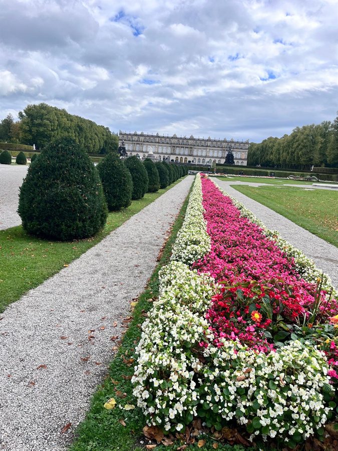 Blick durch den Schlosspark auf das Königsschloss Herrenchiemsee