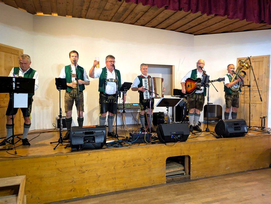 Eine Chiemgauer Musikgruppe sorgt beim Kirta-Frühschoppen im Trachtenheim für Stimmung