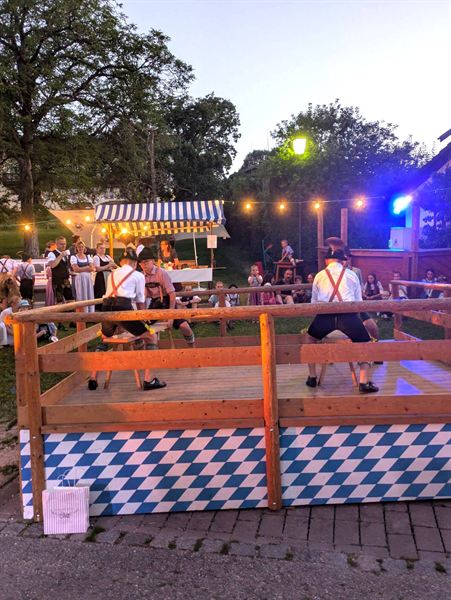 Bankerltanz auf der Bühne am Abend