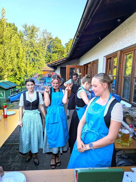 Bewirtung durch die Aktiven in Hittenkirchener Schürze
