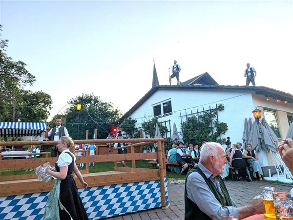 Goaßlschnalzer auf dem Dach des Trachtenheims