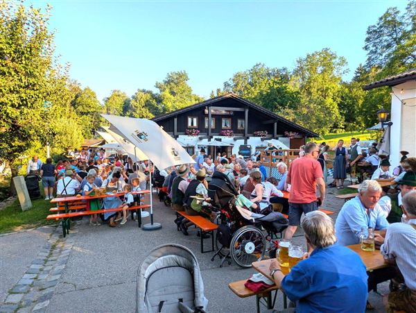 Goaßlschnalzer auf den Dächern über dem Publikum beim Dorffest