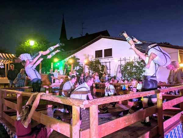 Akrobatische Einlage der Aktivengruppe am Abend