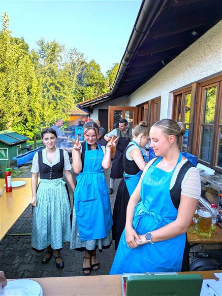 Voll besetzte Bierbänke beim Dorffest vor dem Trachtenheim