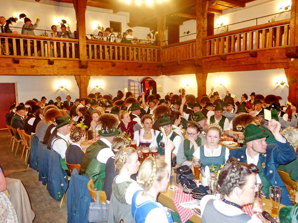 Volles Trachtenheim bei der Feier