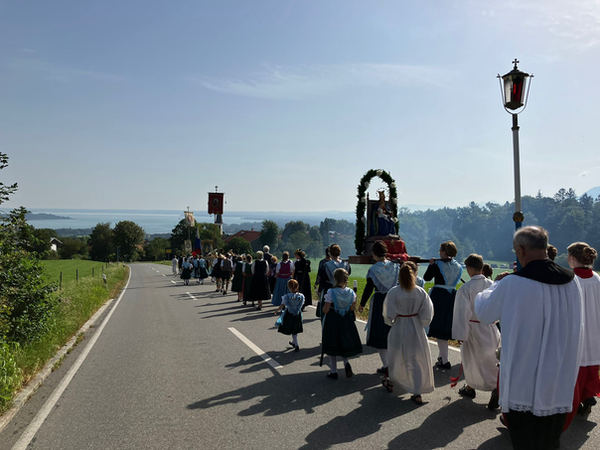 Prozession mit Blick auf den Chiemsee