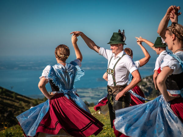 Volkstanz auf der Bergwiese mit Blick auf den Chiemsee
