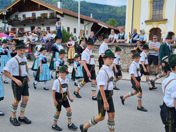 Kinder beim Festzug durchs Dorf