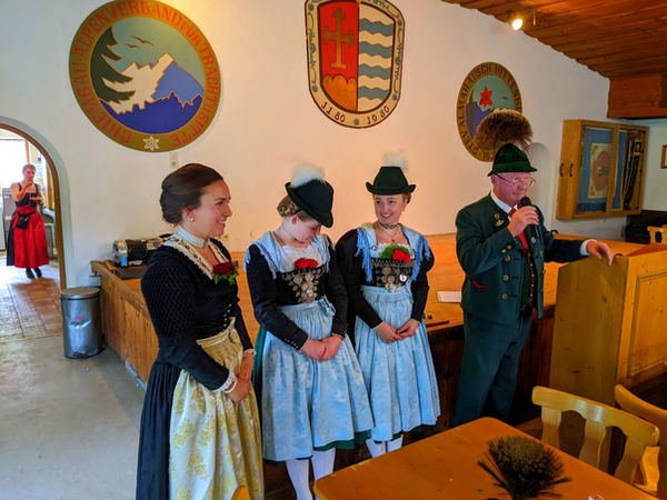 Dirndl und Buam in der Chiemgauer Tracht