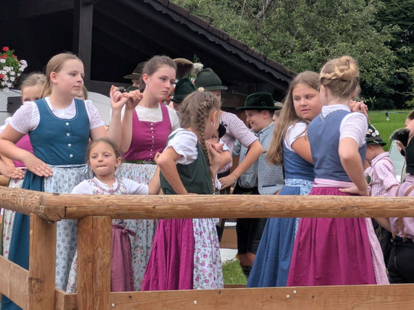 Kindergruppe in Tracht