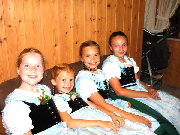 Kinder in der Chiemgauer Tracht