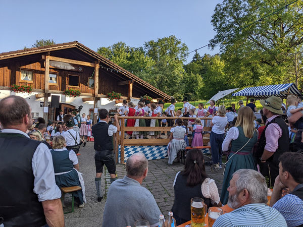 Dorffest vor dem Trachtenheim
