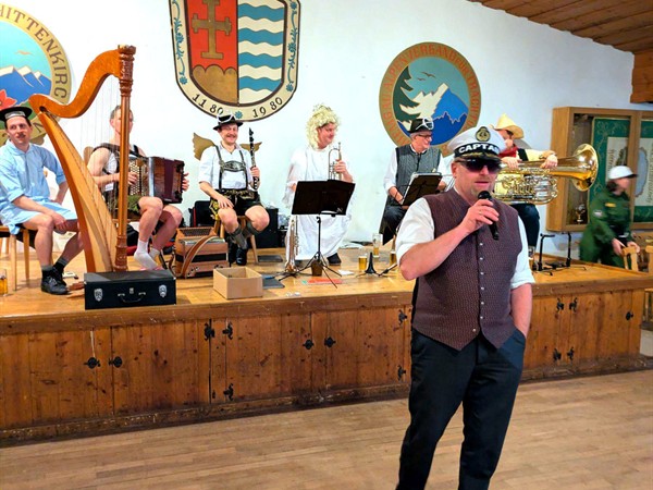 Paartanz vor der Musik im Trachtenheim