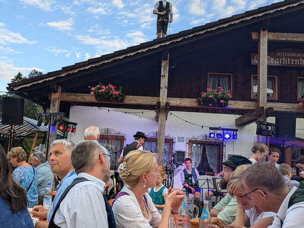 Fest vor dem Trachtenheim