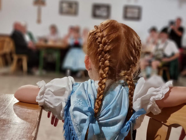 Dirndl mit geflochtenen Zöpfen