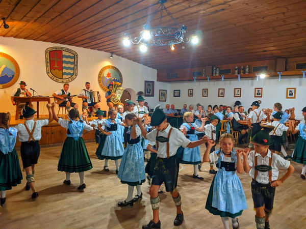 Kinder beim Volkstanz
