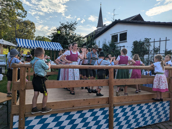 Kinder beim Plattln auf dem Dorffest