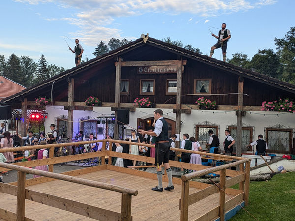 Abendstimmung beim Fest vor dem Trachtenheim