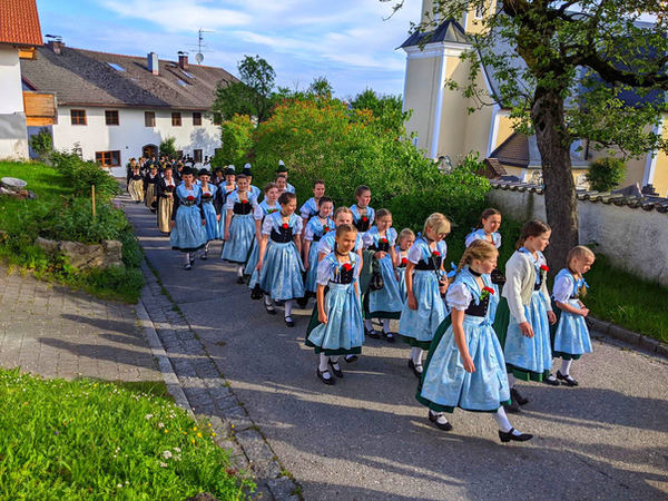 Festzug im Morgenlicht