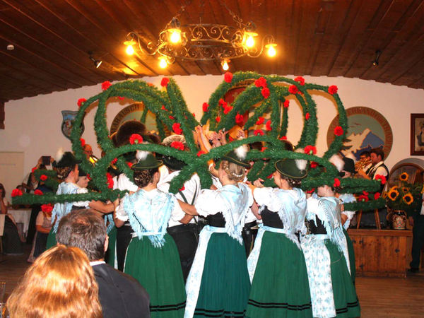 Dirndl beim Bändertanz