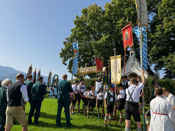 Fahnenprozession vor der Bergkulisse