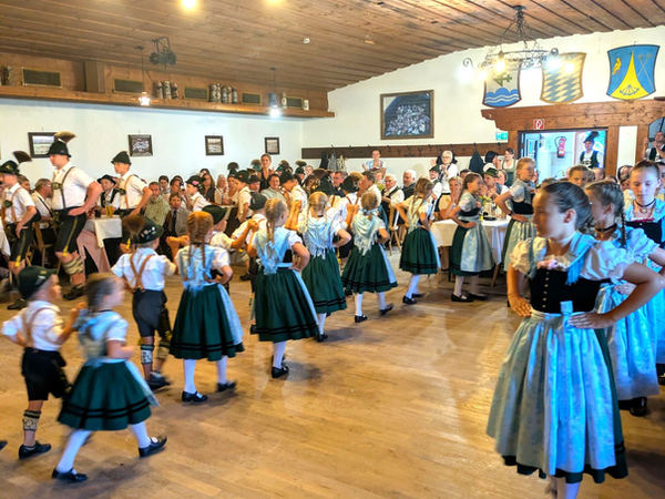 Kindergruppe beim Volkstanz