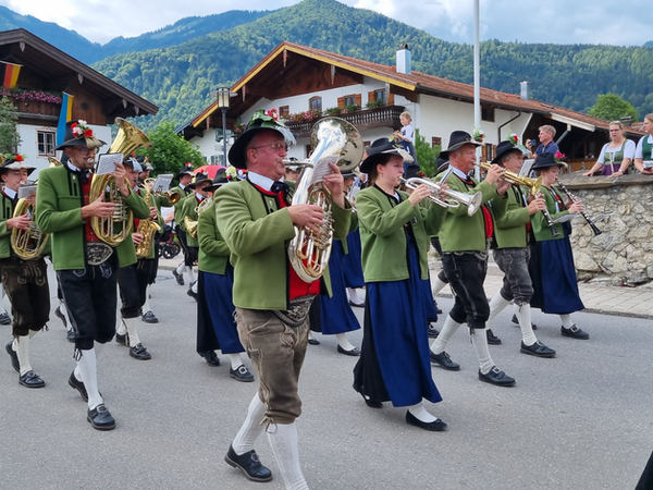 Blasmusik vor der Bergkulisse