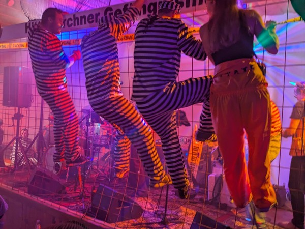 Die Musikgruppe Söör auf der Bühne beim Weiberkranzl