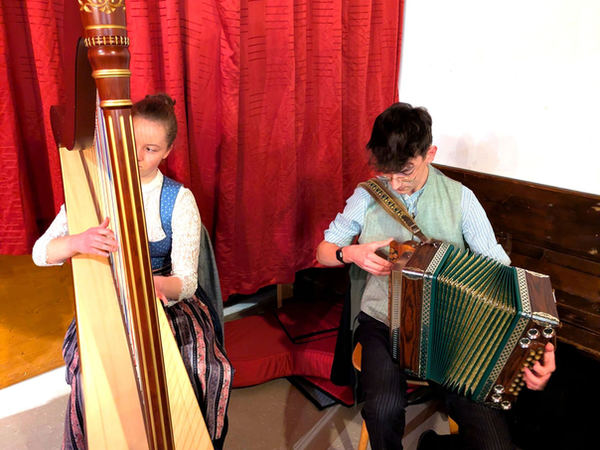 Junge Musikantinnen an Harfe und Ziach