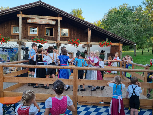 Auftritt der Kinder beim Dorffest