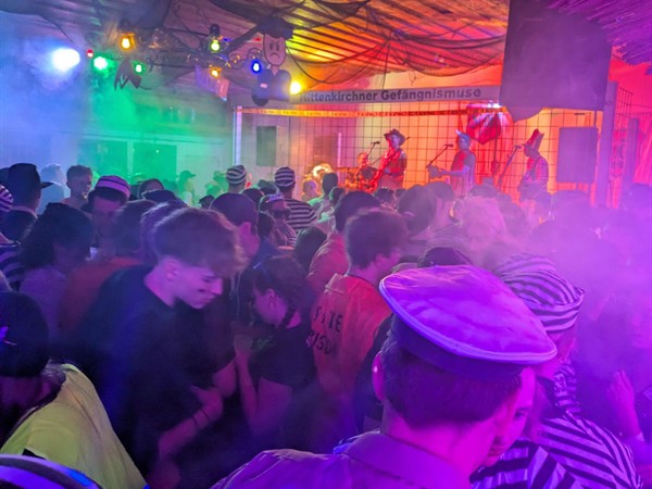 Blick in das gefüllte Trachtenheim beim Weiber- und Dirndlkranzl