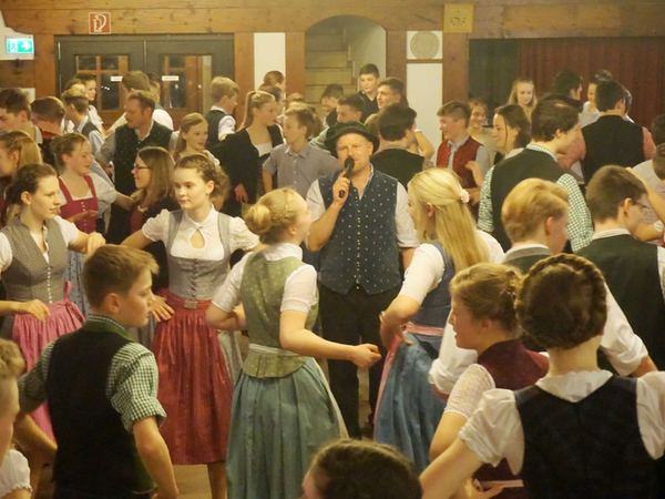 Jugend beim Volkstanzabend