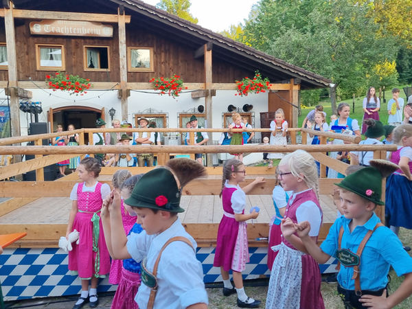 Kinder vor dem Trachtenheim