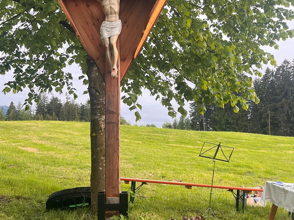 Wegkreuz zur Maiandacht