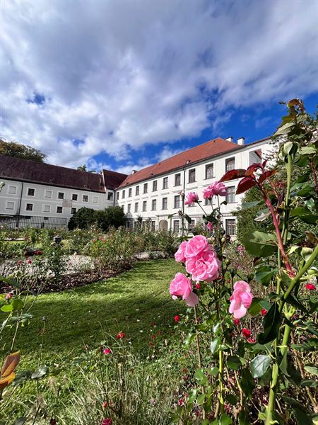 Rosengarten am Augustiner-Chorherrenstift