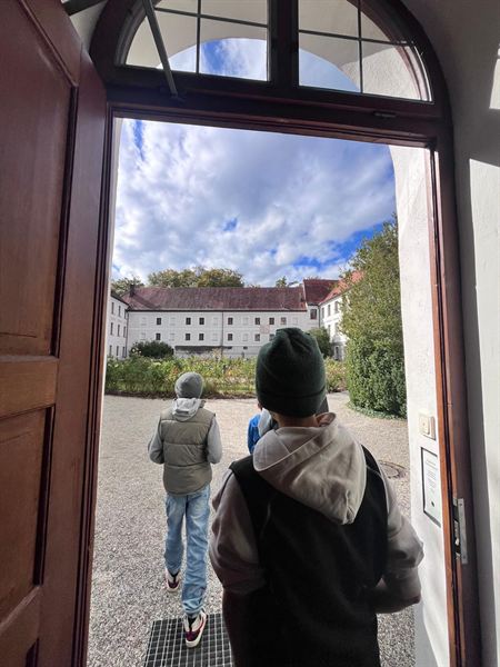 Blick aus dem Stift hinaus in den Rosengarten