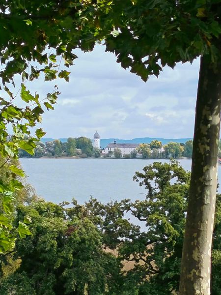 Blick über den Chiemsee zur Fraueninsel